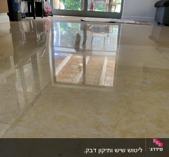 רצפה מבריקה עם השתקפות חלון ודלת